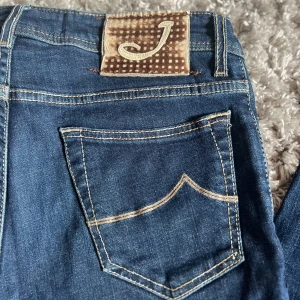 Jacob Cohen 688 - Säljer dessa riktigt snygga Jacob Cohen jeansen i modellen 688 som har en slim/straight passform. De är i bra skick utan defekter och är i storlek 32. Bara att skriva över frågor och funderingar.