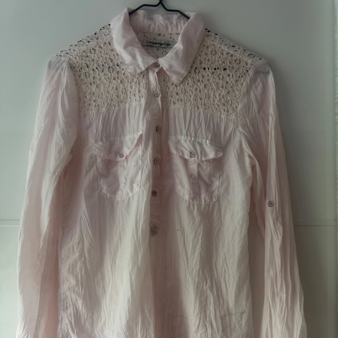 Ljusrosa skjorta med spets från Copenhagen Luxe