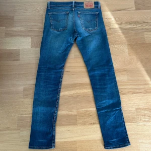Levis jeans  - Ett par jeans i absolut topp skick och som dessutom har en extremt snygg tvätt. Nypriset på dessa jeans ligger på runt 1000kr, hör av er vid intresse eller vid minsta lilla fråga!