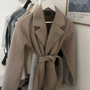 kappa - så fin kappa i en beige höstig färg, från vero moda❤️använd fåtal gånger och i superfint skick!
