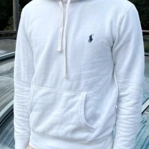 Vit hoodie från Polo Ralph Lauren - Vit Ralph Lauren hoodie ⚪️ Storlek S ✅ Väldigt bra skick 🆕  Pris går diskuteras 🤝 Hör av er vid frågor eller fler bilder:)