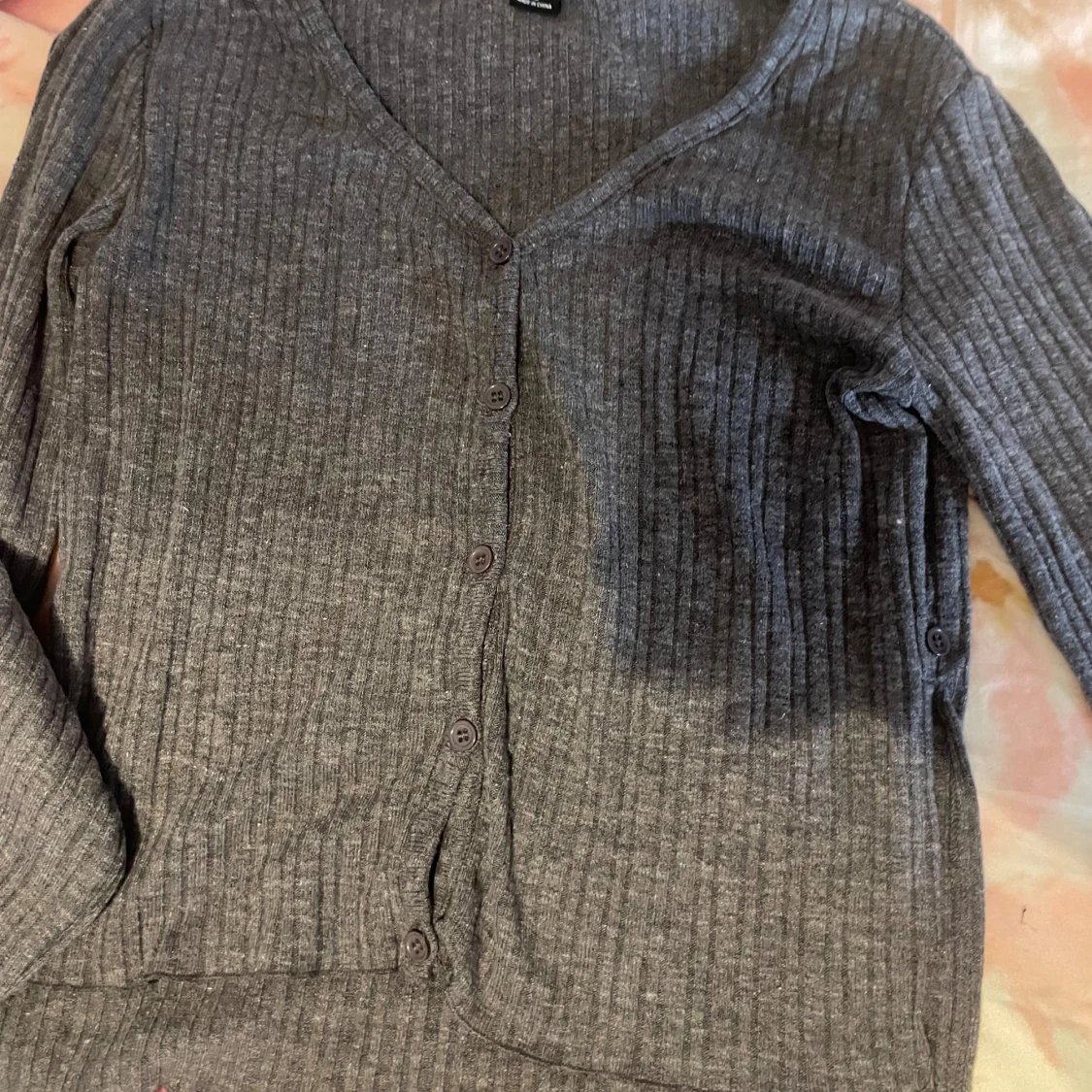 Grå ribbad kofta från Dazy - 1