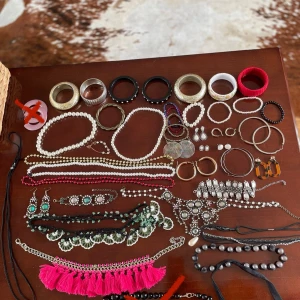 Bundele vintege smycken  - Säljer mina vintege smycken då de ej kommer till användning,(säljer alla för 200kr.) de kryssade är sålda