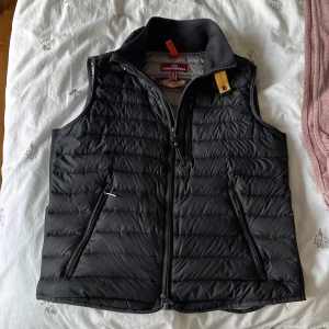  Parajumpers väst - Säljer min äkta pjs väst. Jag köpte den för ett år sen o har glömt att den fanns hemma o nu är den för liten 