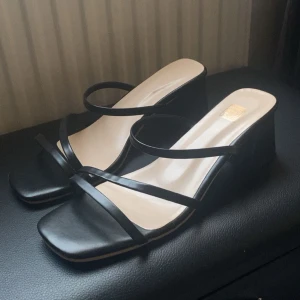 Svarta sandaler med klack - Stilrena svarta sandaler med fyrkantig tå! Super sköna och snygga, använda 1 gång