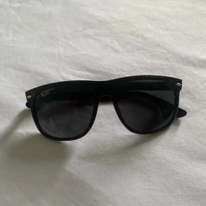 Svarta Ray-Ban boyfriend glasögon  - Klassiska svarta Ray-Ban boyfriend glasögon 
