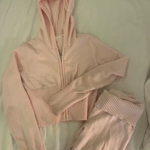 stickat yoga set - Ljusrosa stickat yoga set med bootcut byxor och stickad kofta