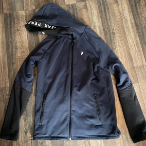 Peak Performance tröja - Säljer denna feta peak performance tröja! Det är en zip hoodie som är varm och go. Storleken är 170 men passar för XS och kanske även S. Skicket på tröjan är 7,5/10 för den inte använts på ett tag. Nypris ligger på 1200 ungefär men priset går att diskutera! Har du några frågor så får du gärna höra av dig! Mvh Lukas