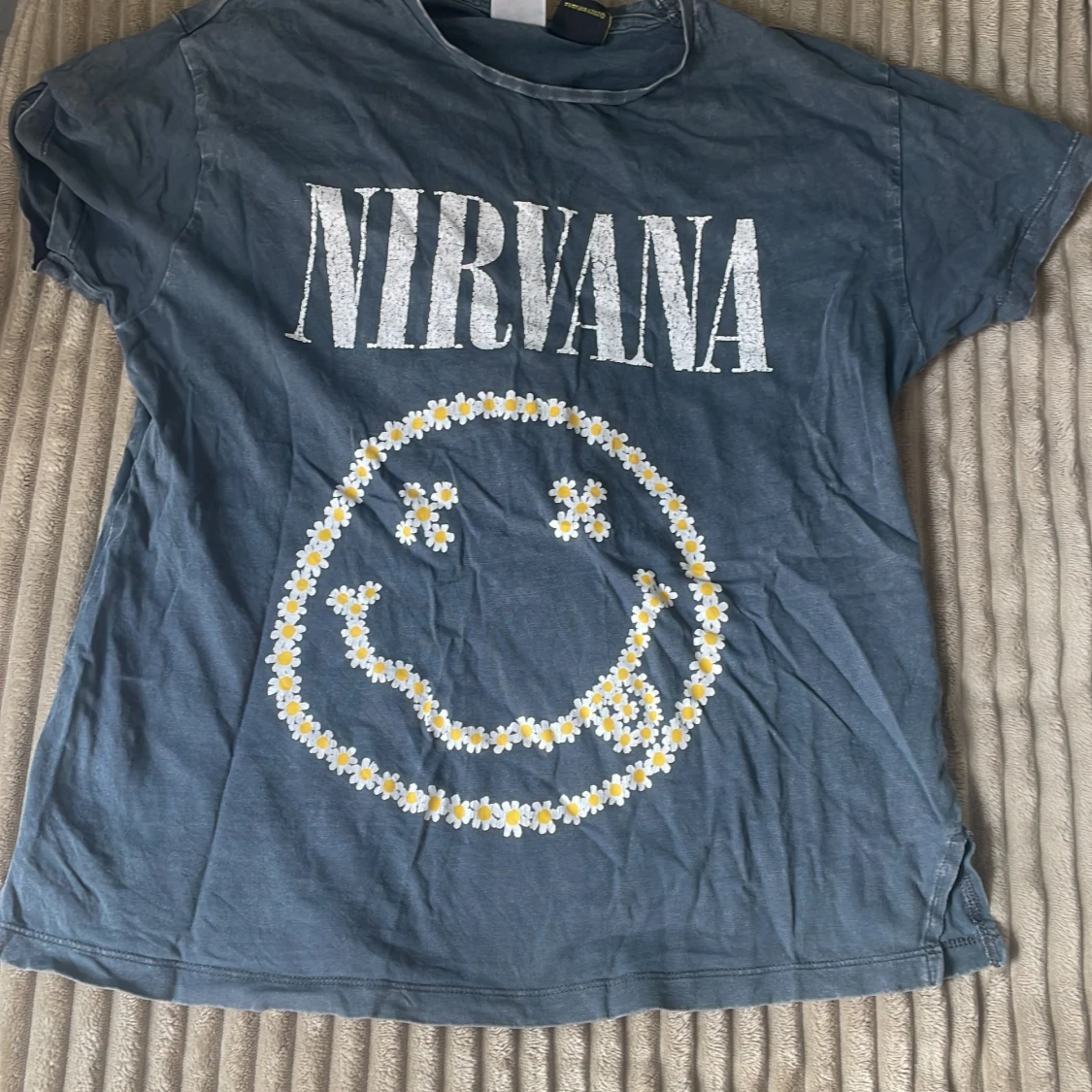 Blå Nirvana t-shirt med blommigt tryck