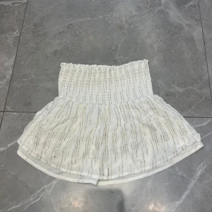 Axelbandslös topp - Supersöt vit topp med glittriga detaljer. Använd fåtal gånger och är i väldigt fint skick😍