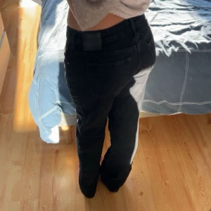 Jeans  - Lågmidjade straight jeans från bikbok, används en gång  
