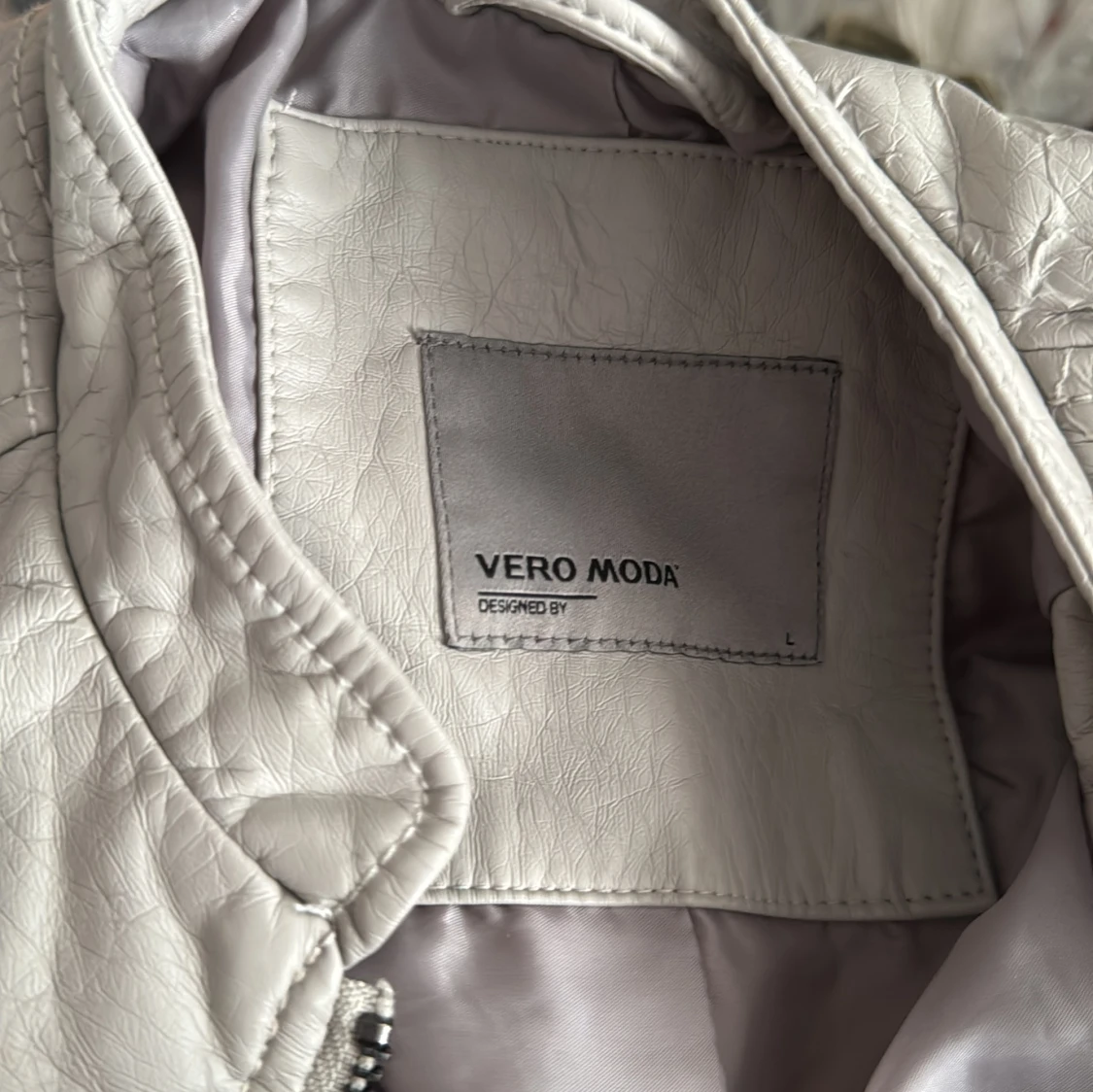 Ljusgrå skinnjacka från Vero Moda - 2
