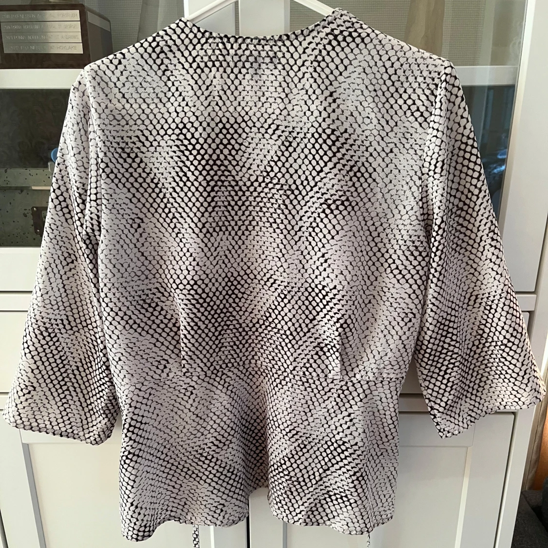 Mönstrad knytblus från Alice Bizous - 1