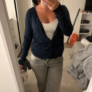 Mörkblå kofta från Ullared - Snygg mörkblå kofta från Ullared, koftan har ett skönt tunt och stretchigt material. Storlek S. Pris kan diskuteras 