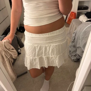 Vit kort mönster kjol från newyorker  - Supersöt vit mönstrad kjol från newyorker, knappt använd i storlek S. Pris kan diskuteras 