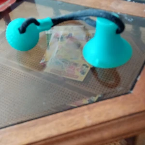 Grön boll med sugkopp - En grön boll med sugkopp och svart handtag. Perfekt för lek och träning. Lätt att fästa på släta ytor.