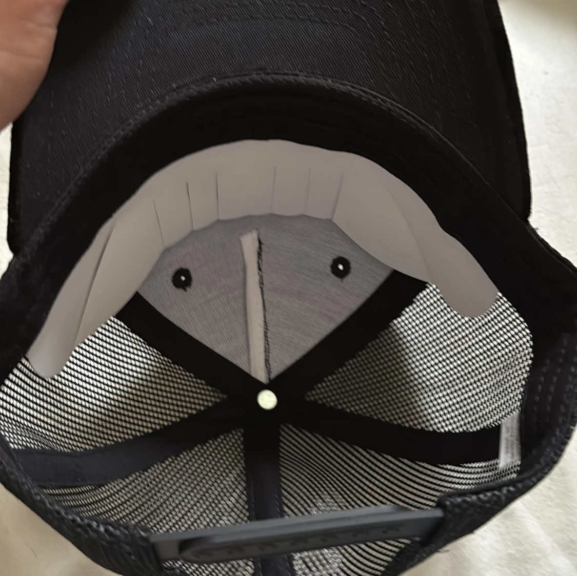 Svart keps med stadsbild - 1