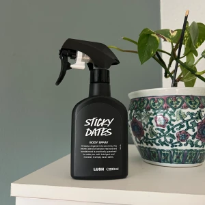 Sticky Dates Lush - Sticky Dates Body Spray från Lush. 200ml. Testad 3 gånger.