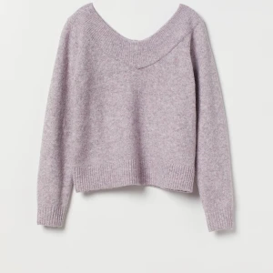 Ljuslila stickad tröja från H&M - Mysig ljuslila stickad tröja från H&M med en bred ribbad kant vid halsen och ärmsluten. Perfekt för kyliga dagar med sin mjuka och bekväma passform. Tröjan har långa ärmar och en något lös passform. Priset kan diskuteras.
