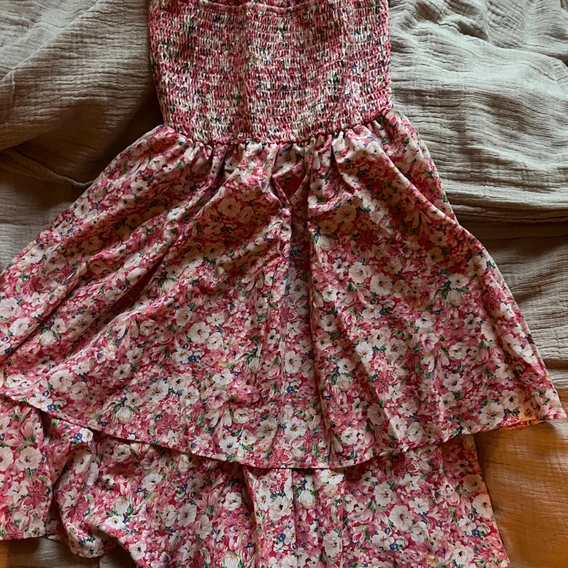 Blommig axelbandslös klänning från Shein - 1