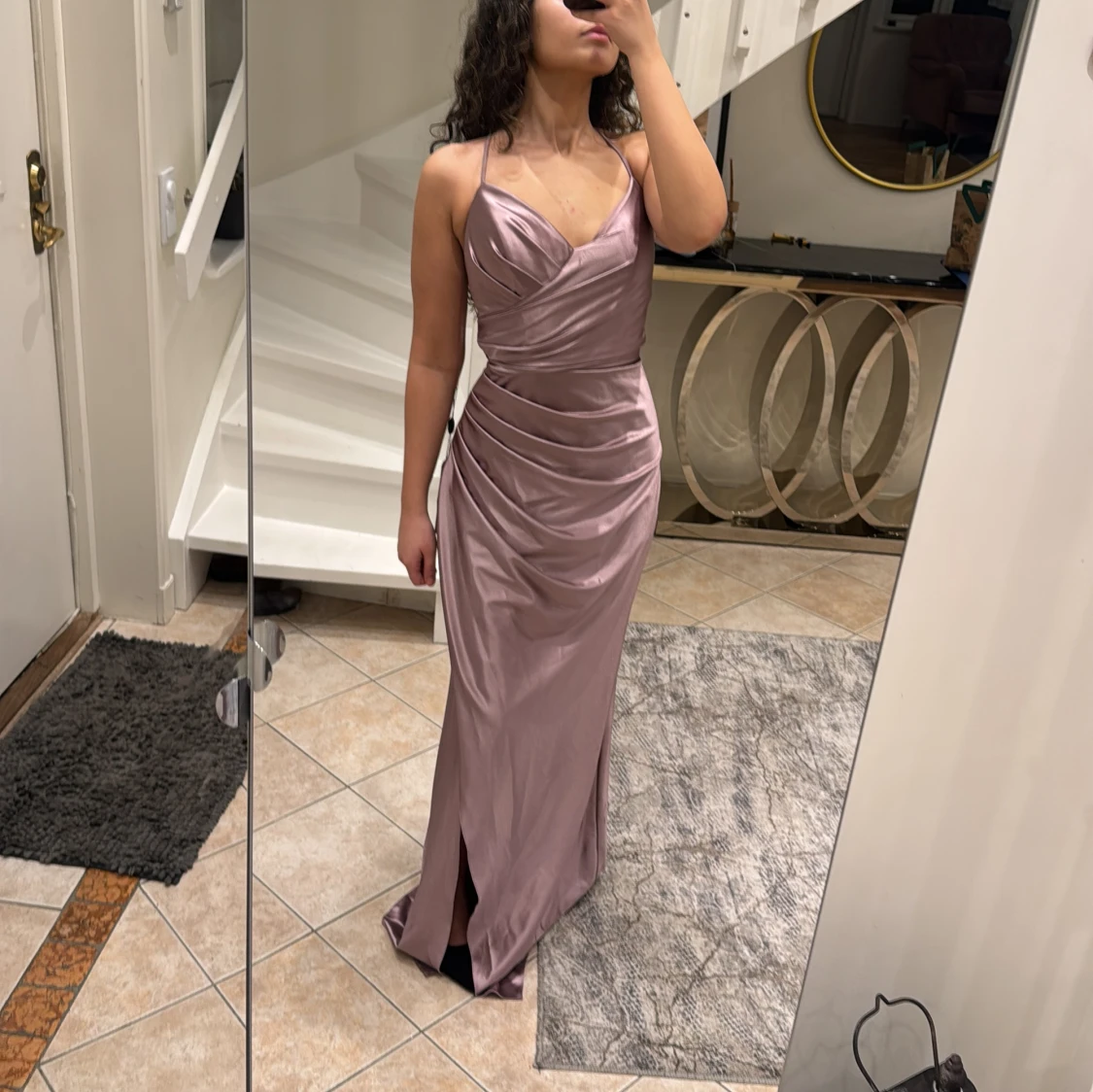 Ljuslila långklänning med slits - 1