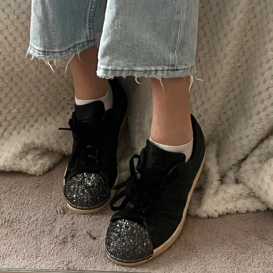 Svarta sneakers med glittrig tå från adidas