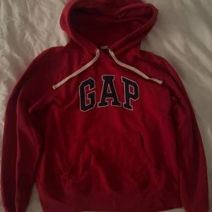 Röd hoodie från GAP - Röd gap hoodie strl s, nytt skick