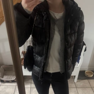 Svart jacka - Svart glansig vinterjacka från Superdry. Sparsamt använd. Fint skick!!!
