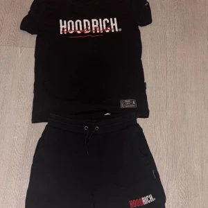 Svart t-shirt och shorts från Hoodrich - Säljer ett set från hoodrich pga att dem har blivit för små shortsen är strlk S t shirten är strlk S inga hål eller tecken på användning.