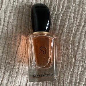 Parfym - Parfymen Si från Armani, Edp 30ml. Inköpt i höstas. Nästan full, använd endast några gånger.