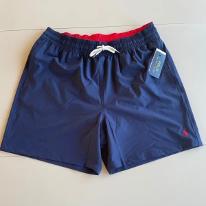 Helt nya Ralph Lauren badbyxor - Snygga badbyxor från Ralph Lauren i den klassiska färgkombinationen. Helt nya med tags kvar. Storlek L. Nypris: ligger runt 1200. Hör av er vid frågor eller funderingar!