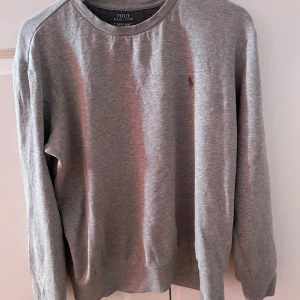 Grå tröja från Polo Ralph Lauren - Säljer en grå tröja från Polo Rahlp Lauren. Skit skön och jätte snygg. Min favorit tröja men behövde sälja den för den var för liten. Hoppas någon annan får samma känsla som jag fick. Skick 9,5/10. Tveka inte att höra av dig. 