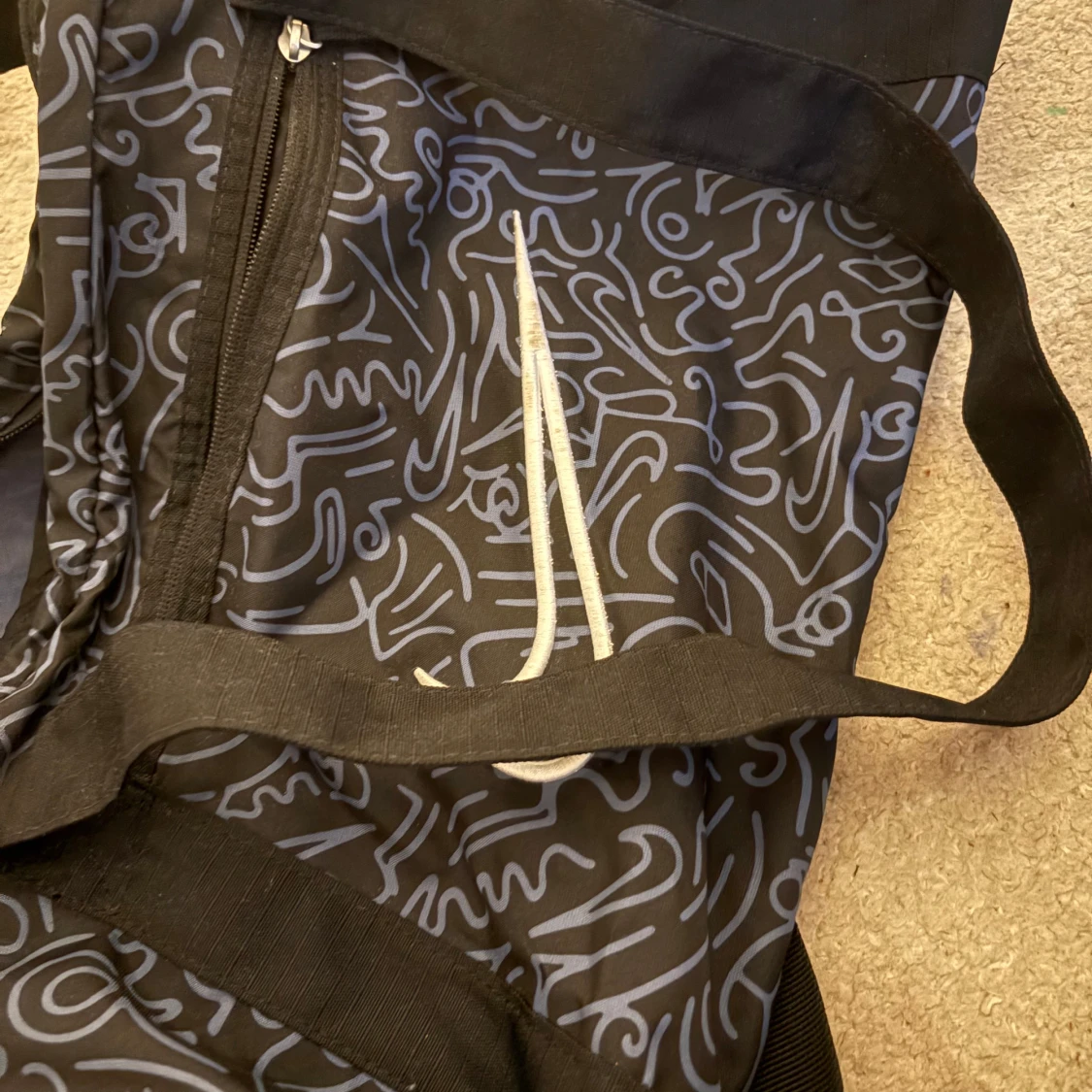 Svart mönstrad sportväska från Nike - 4