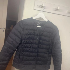 Svart Uniqlo jacka  - Säljer en stilren svart dunjacka från Uniqlo. Använt några gånger men syns inte. Ända defekten är en fläck på insidan av jackan men syns inte. Skriv för fler bilder eller beskrivningar, svarar snabbt. Jackan är i storlek XS. 