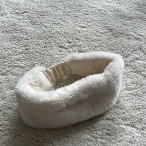 Hårband - Hårband/öronvärmare till vintern, vit fluffigt material 