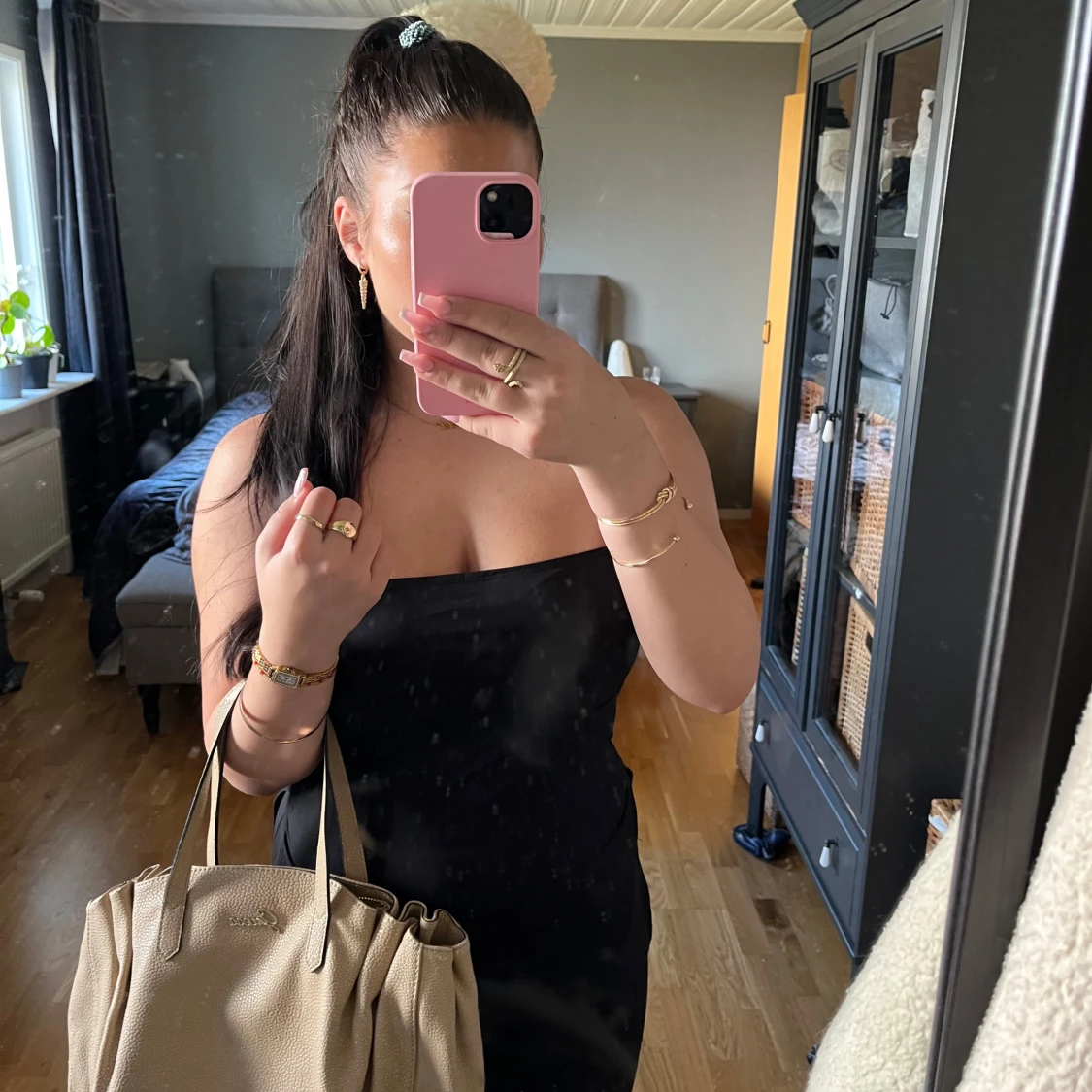 Beige handväska från Guess - 1