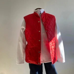 Vintage väst - Riktigt snygg retroväst som har många år på nacken. Trots detta i bra skick.  Perfekt att slänga på sig över en fleece nu till våren.  Saknar märke och storlek men passar dig som har M och L