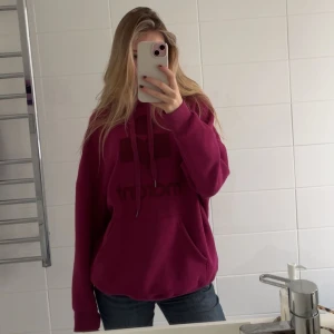Hoodie från Isabel Marant Étoile - Så snygg hoodie från Isabel marant i en jättecool färg. Unik och så snygg. Nypris ligger på ca 3500. Storlek 34 men oversized så skulle säga att den passar 36 också. Använd några gånger och i superbra skick!