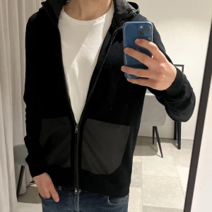Cardigan (Helt ny) - Helt ny Roy Robson cardigan  | Storlek: M | Skick: 10/10 – Helt ny med tags | Nypris: 2500 kr | Frakt: PostNord eller InstaBox (köparens bekostnad) | Intresserad? Tveka inte att höra av dig!