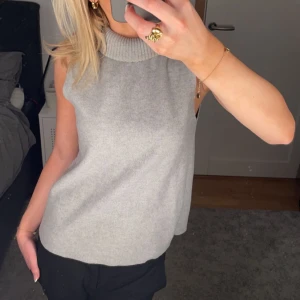 Väst - Grå väst ifrån zara i storlek M🤍Priset är extra diskuterbart om du köper bundle så kolla gärna min profil🩷