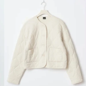 Cremé vit quailty jacket - Super snygg quality jacket från gina som är helt ny och aldrig använd. Passar till alla outfits och är perfekt nu till vår och sommar.