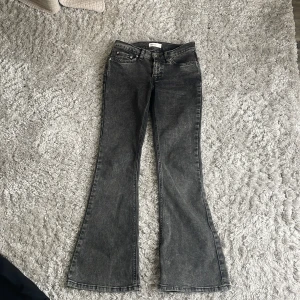 Grå bootcut jeans från Gina Tricot  - Snygga grå/ washed black bootcut jeans från Gina Tricot. Super sköna superbra pris 200 ny pris 500. Endast använda två gånger 