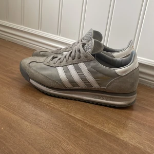Grå Adidas sneakers - Snygga grå sneakers från Adidas.Nypris ligger på 1200kr och jag säljer de för endast 550kr.lådan finns kvar 