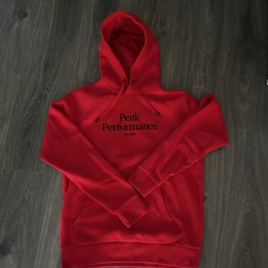 Röd peak performance hoodie i perfekt skick