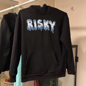 Svart Hoodie Från Risky Universe - Mycket bra skick, broderad text med märket risky. 