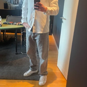 Gråa Spacerelaxed Weekday Jeans - Grå spacerelaxed Weekday jeans jeans med en straight passform.  Storlek 34,32.