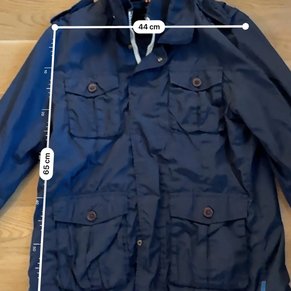 Mycket fin jacka inför våren , passa på 🤩 •Skick:9/10 få tecken på användning •storlek📏: M enligt mått på sista bild •Nypris/Butikspris:💰~2000kr Köp gärna i bundles för att underlätta i frakt och på detta vis blir jag mer flexibel i pris! Våga buda! 🚚🤝. Takit.