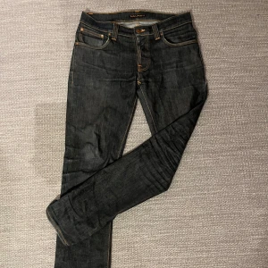 Nudie Jeans - Säljer ett par feta Nudie Jeans🤩. Slim fit. 9/10 skick. 32/32. Hör av dig om du har frågor!