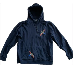 Svart hoodie från Axel Arigato - Stilren svart hoodie från Axel Arigato med broderade fåglar. Hoodien har en klassisk passform och justerbar huva. Perfekt för en avslappnad look. Priset går att diskuter vid snabb affär😇