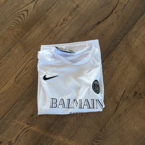 Balmain fotbolls tröja  - Balmain fotbolls tröja helt ny, hör av er vid frågor. 